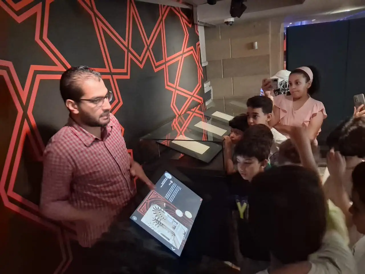 أتوبيس الفن الجميل يحتفي بذكرى نجيب محفوظ بجولة للأطفال في متحف دار الكتب