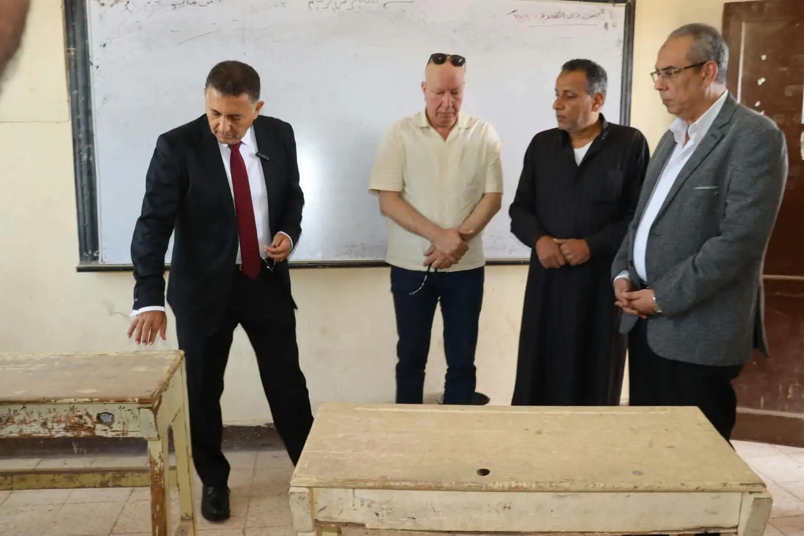 لقاه لابس جلابية.. محافظ القليوبية يعنف مدير مدرسة خلال جولة مفاجئة: «ده لازم يمشي»