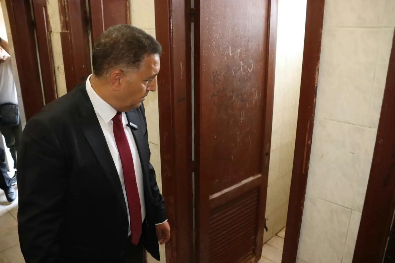 لقاه لابس جلابية.. محافظ القليوبية يعنف مدير مدرسة خلال جولة مفاجئة: «ده لازم يمشي»