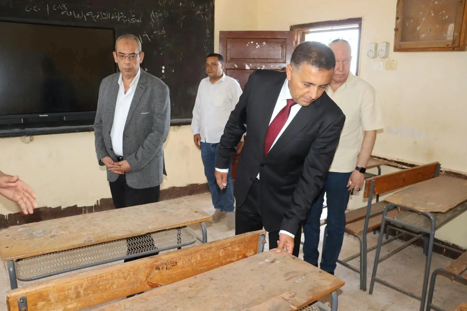 لقاه لابس جلابية.. محافظ القليوبية يعنف مدير مدرسة خلال جولة مفاجئة: «ده لازم يمشي»