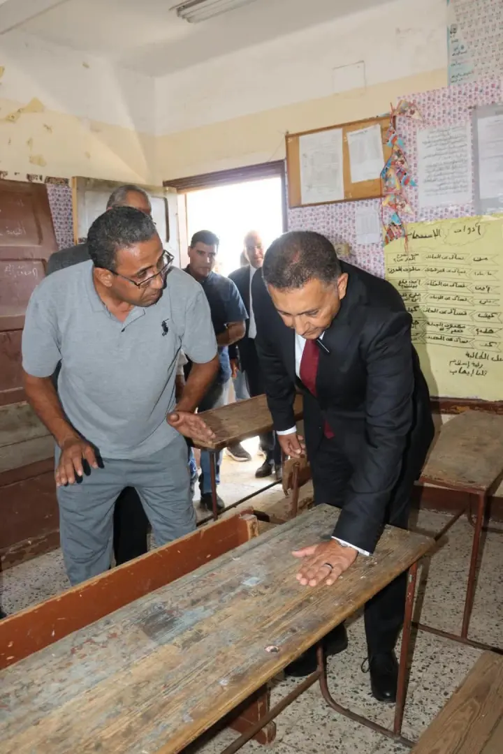 لقاه لابس جلابية.. محافظ القليوبية يعنف مدير مدرسة خلال جولة مفاجئة: «ده لازم يمشي»