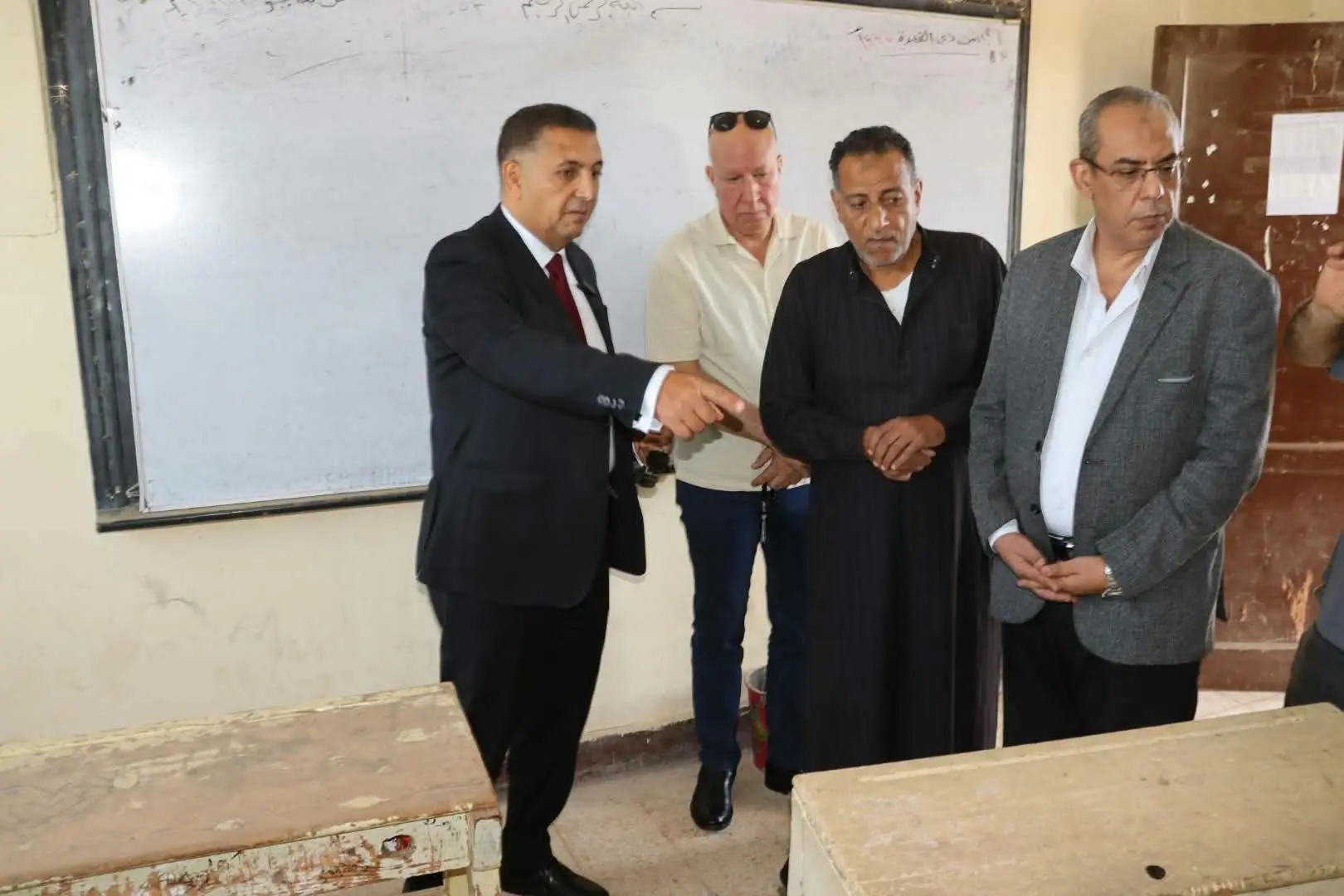 لقاه لابس جلابية.. محافظ القليوبية يعنف مدير مدرسة خلال جولة مفاجئة: «ده لازم يمشي»