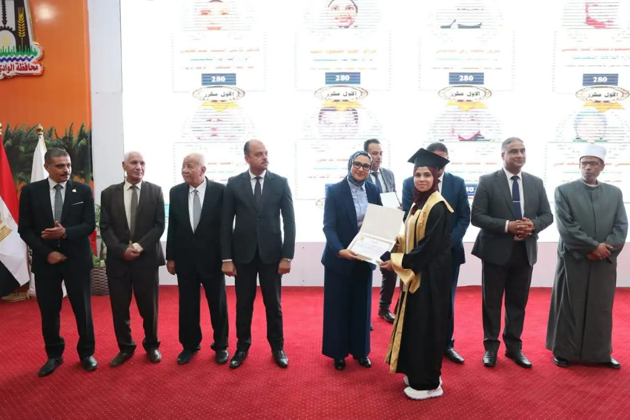 95 منحة جامعية و8 رحلات عمرة.. محافظ الوادي الجديد تكرّم الأوائل - 1000851976