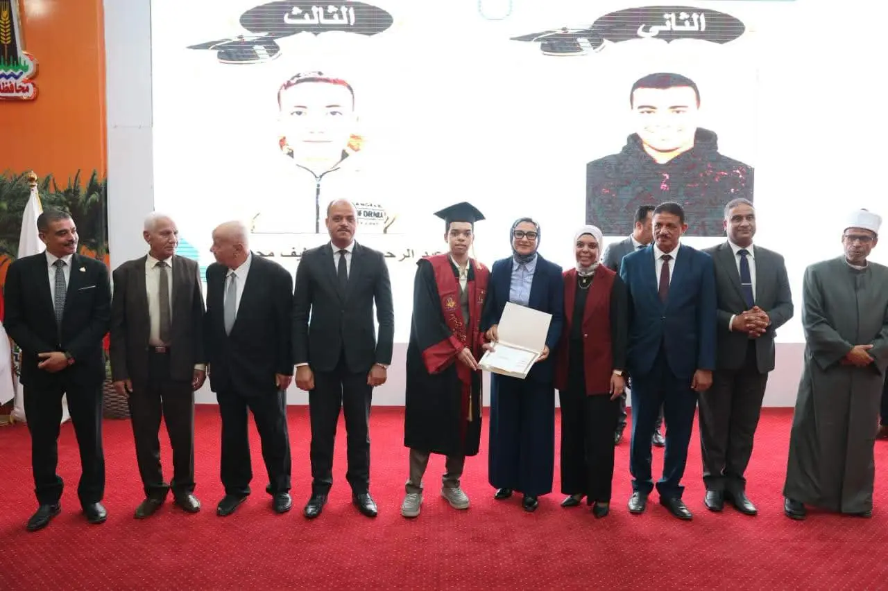 95 منحة جامعية و8 رحلات عمرة.. محافظ الوادي الجديد تكرّم الأوائل - 1000851979