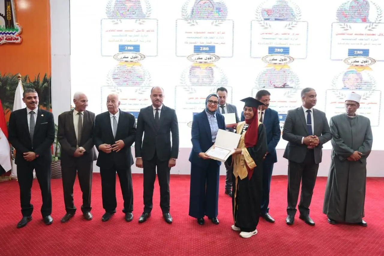 95 منحة جامعية و8 رحلات عمرة.. محافظ الوادي الجديد تكرّم الأوائل - 1000851981