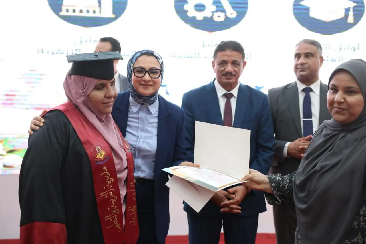 95 منحة جامعية و8 رحلات عمرة.. محافظ الوادي الجديد تكرّم الأوائل - 1000851983