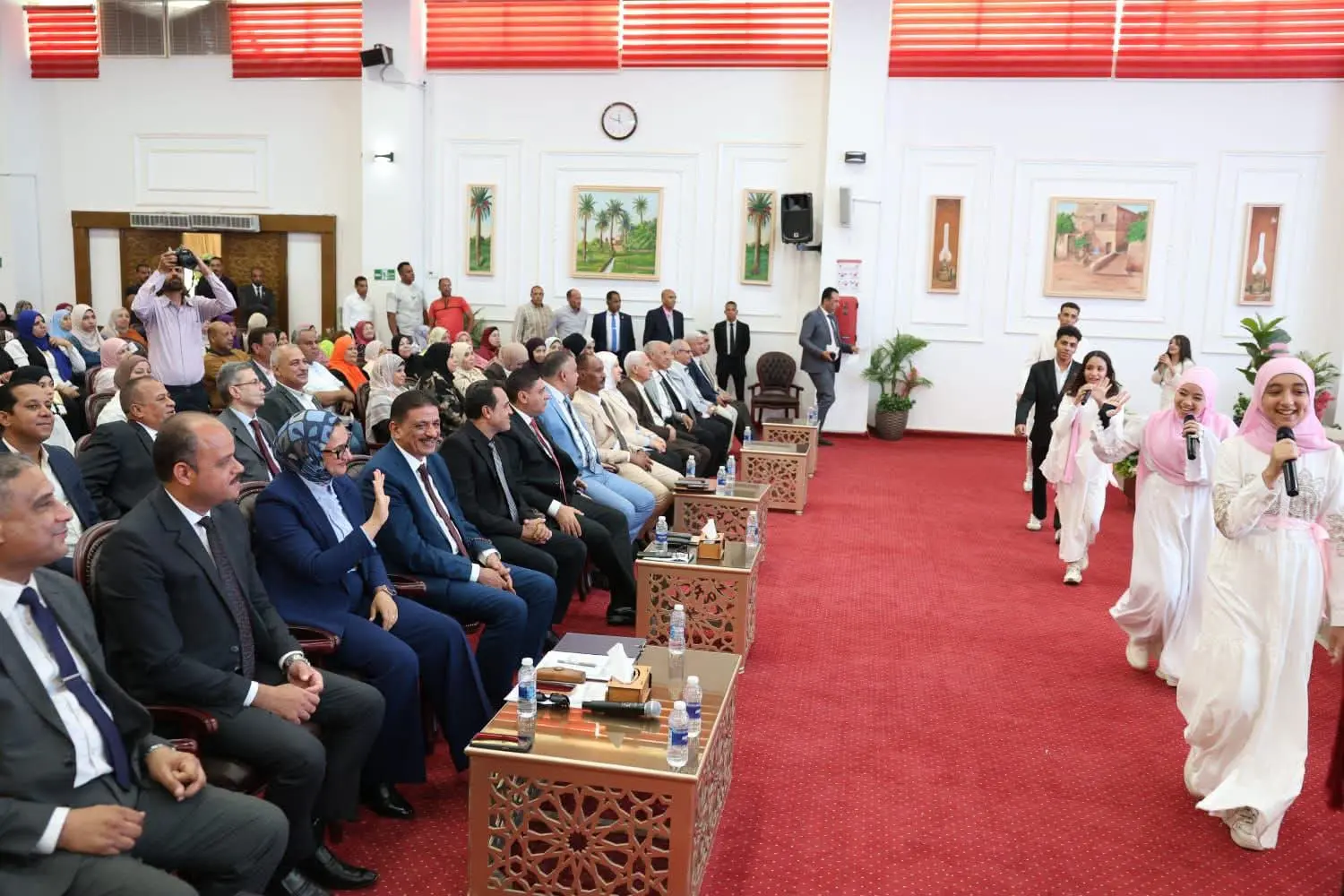 95 منحة جامعية و8 رحلات عمرة.. محافظ الوادي الجديد تكرّم الأوائل
