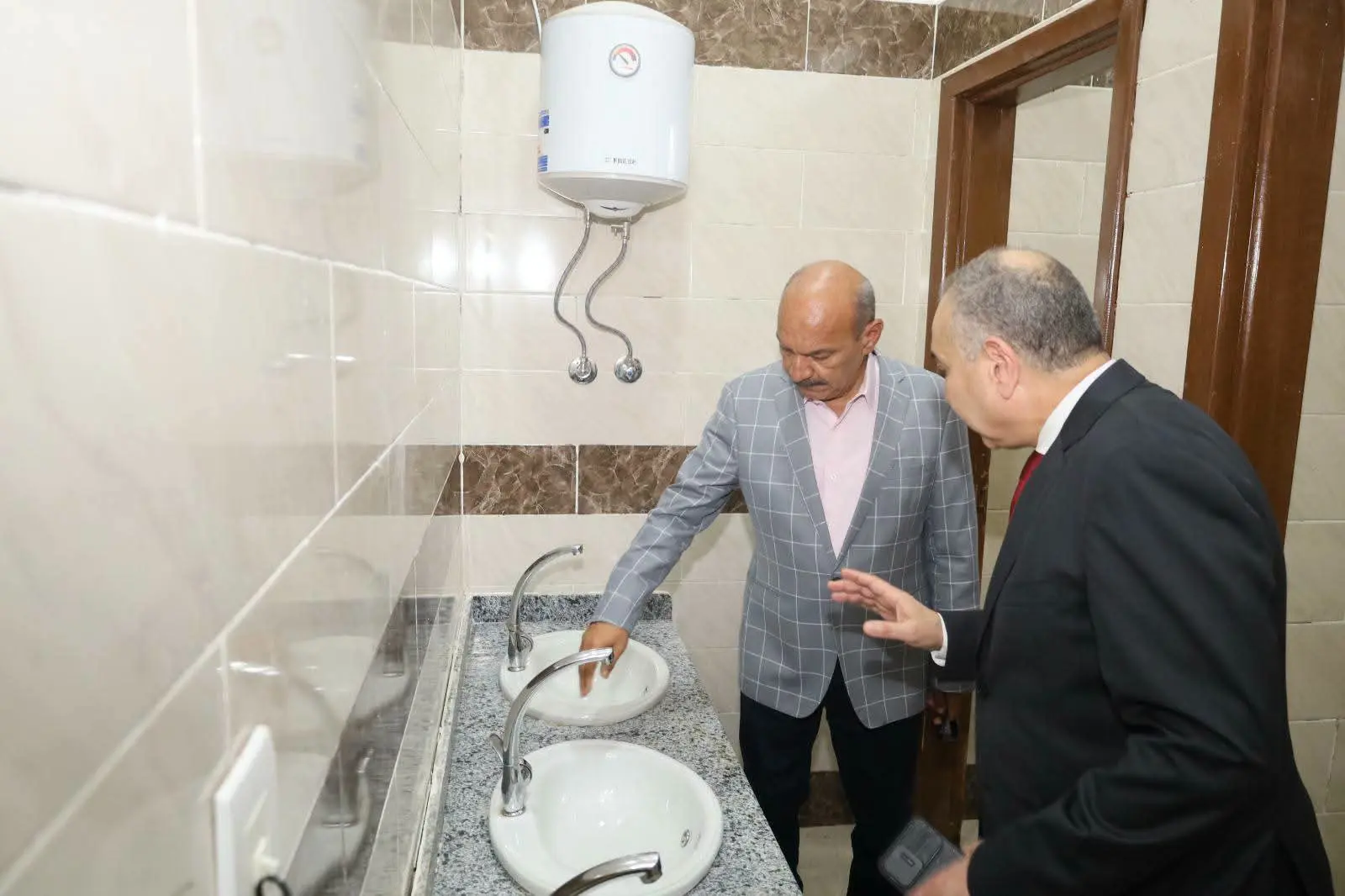 محافظ السويس يتفقد المدارس ودار الإفتاء وحمام السباحة الأوليمبي استعدادًا للافتتاح