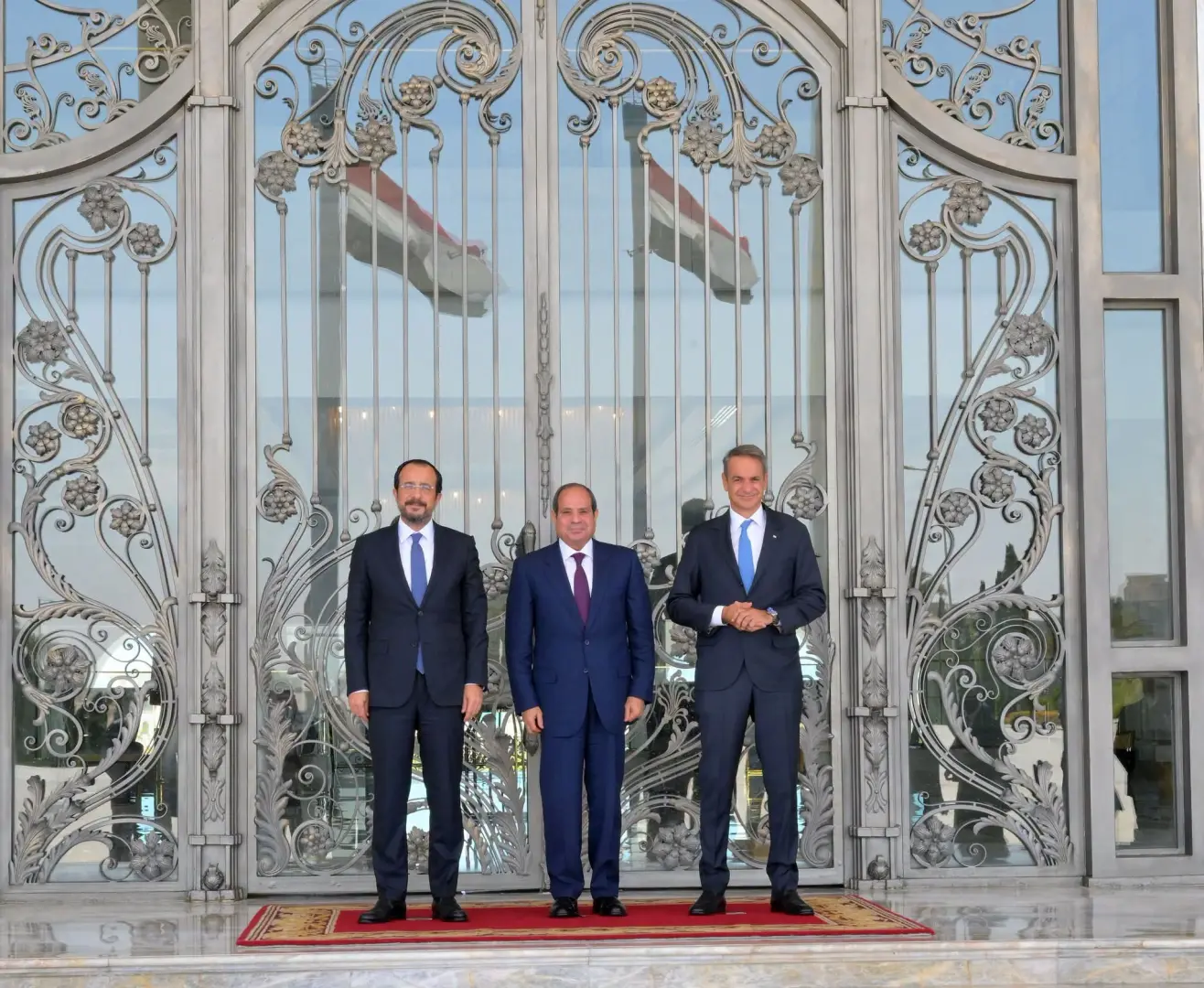 السيسي ورئيس قبرص ورئيس وزراء اليونان: التعاون الثلاثي بوابة للاستقرار والتنمية في شرق المتوسط - 1000854582