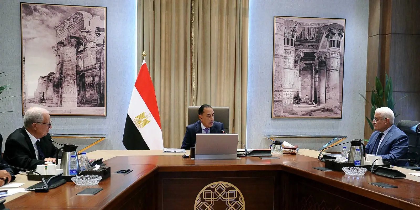 مدبولي يتابع تسوية مديونية «القابضة للغزل والنسيج» لدى التأمينات