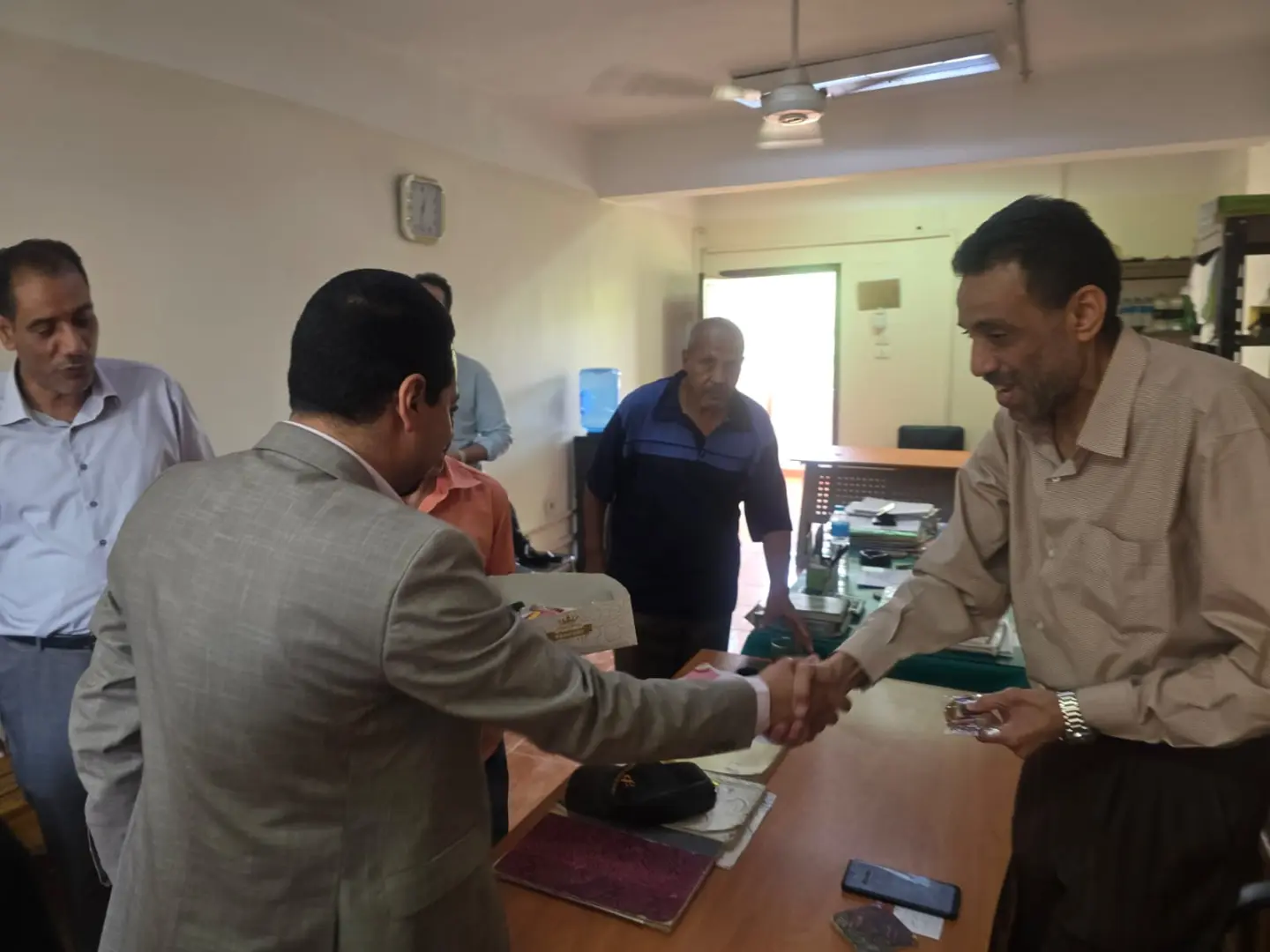 بالحلوى.. المعهد الفني الصحي بقنا يستقبل الطلاب في أول أيام الدراسة - 1000867207