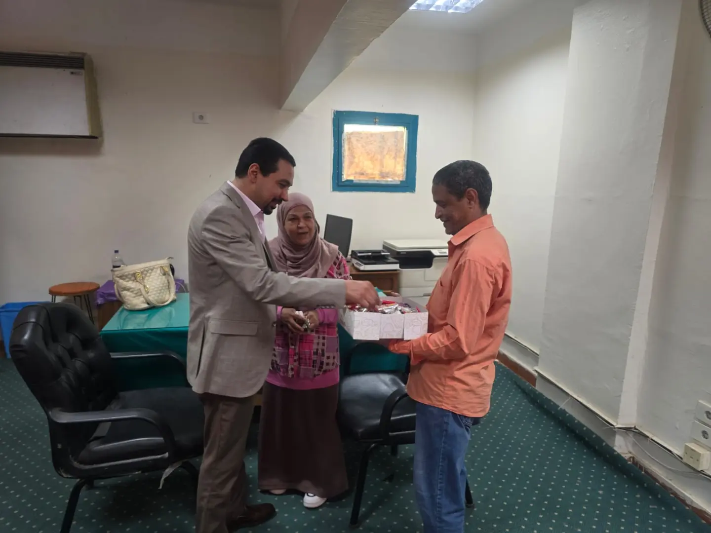 بالحلوى.. المعهد الفني الصحي بقنا يستقبل الطلاب في أول أيام الدراسة - 1000867214