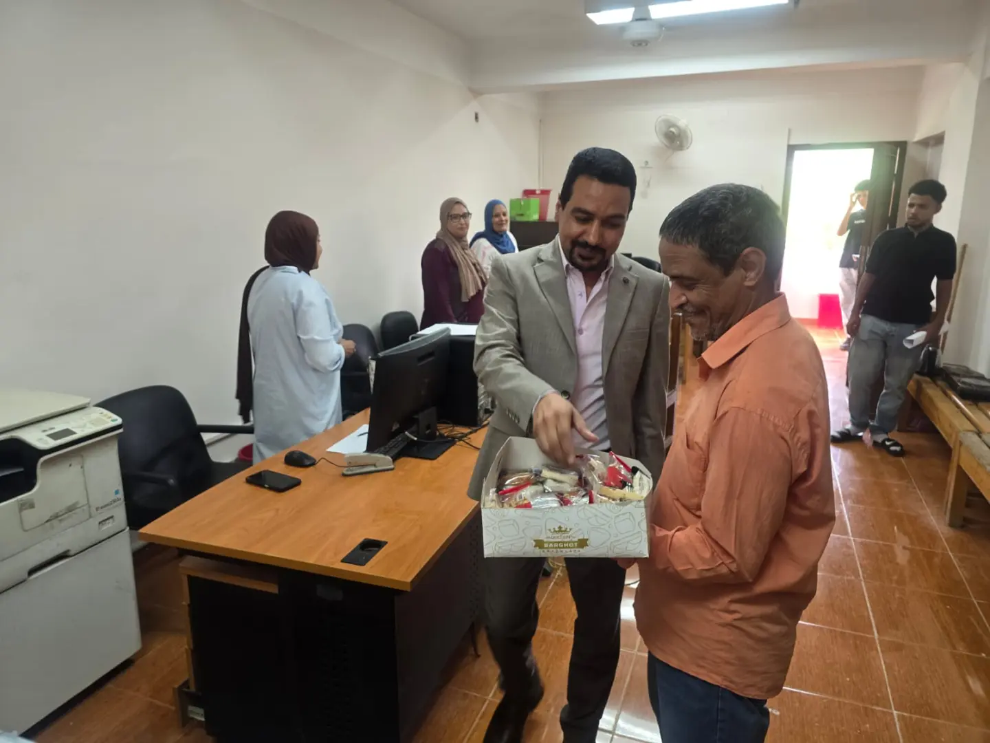 بالحلوى.. المعهد الفني الصحي بقنا يستقبل الطلاب في أول أيام الدراسة - 1000867216