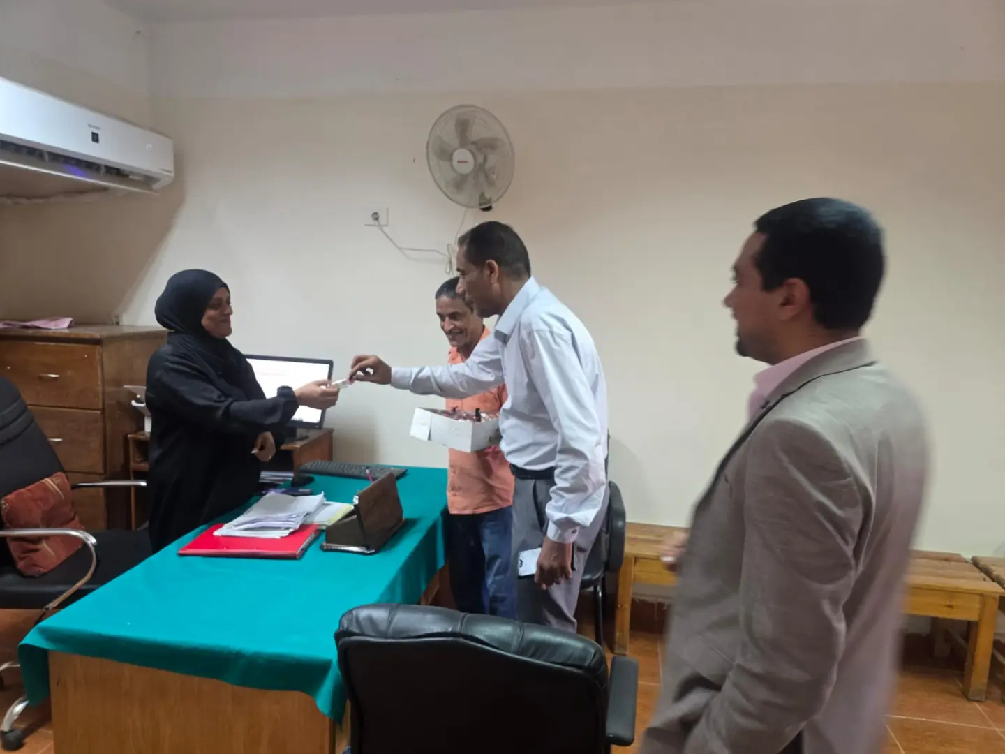 بالحلوى.. المعهد الفني الصحي بقنا يستقبل الطلاب في أول أيام الدراسة - 1000867217