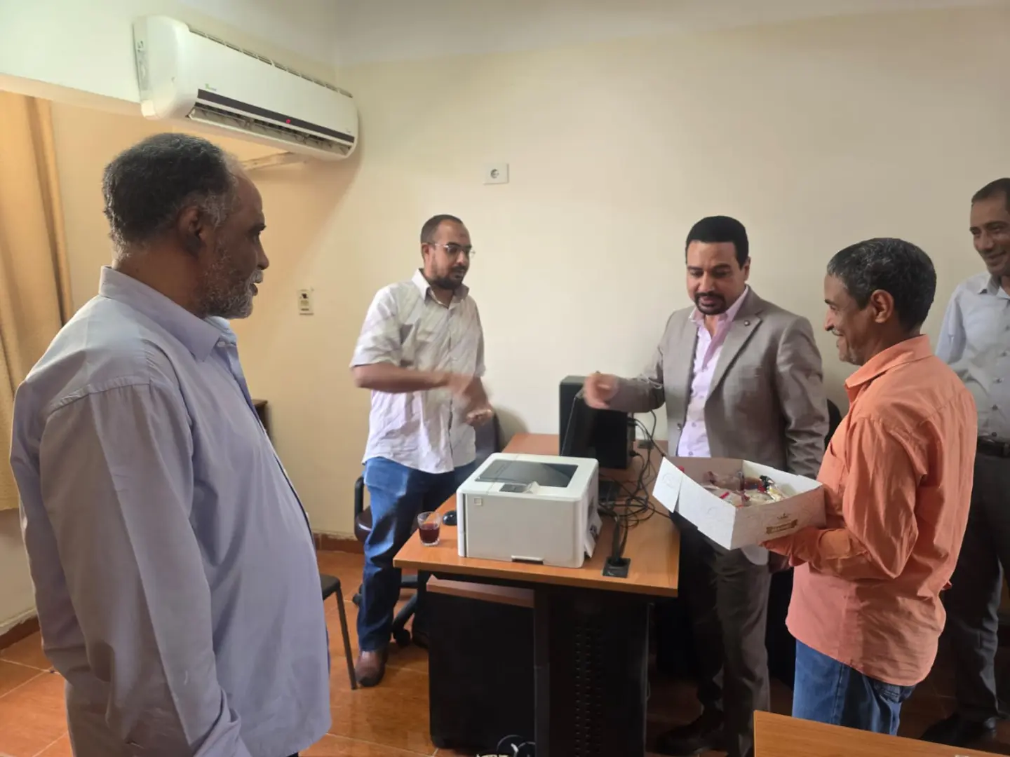 بالحلوى.. المعهد الفني الصحي بقنا يستقبل الطلاب في أول أيام الدراسة - 1000867220