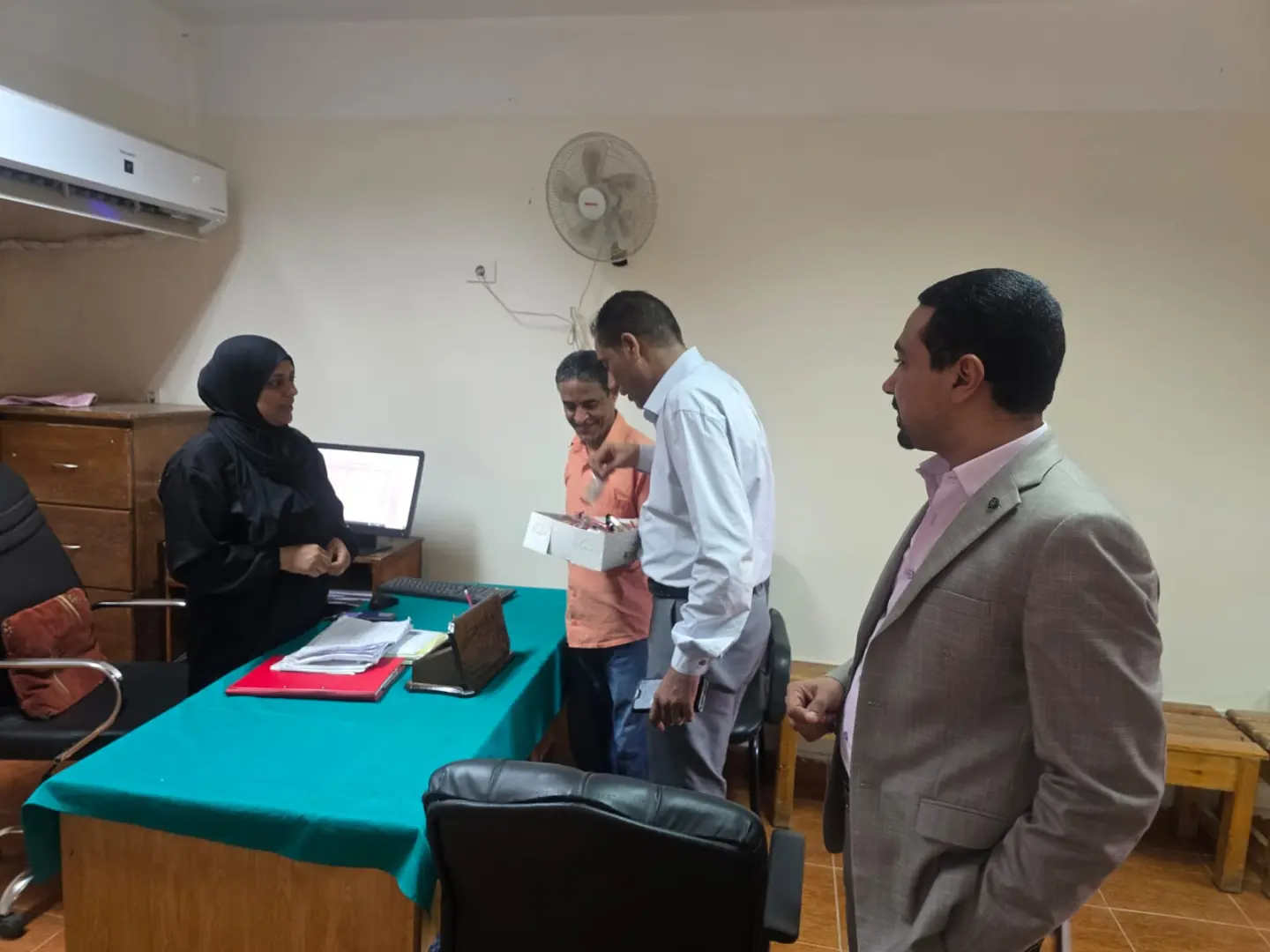 بالحلوى.. المعهد الفني الصحي بقنا يستقبل الطلاب في أول أيام الدراسة - 1000867223
