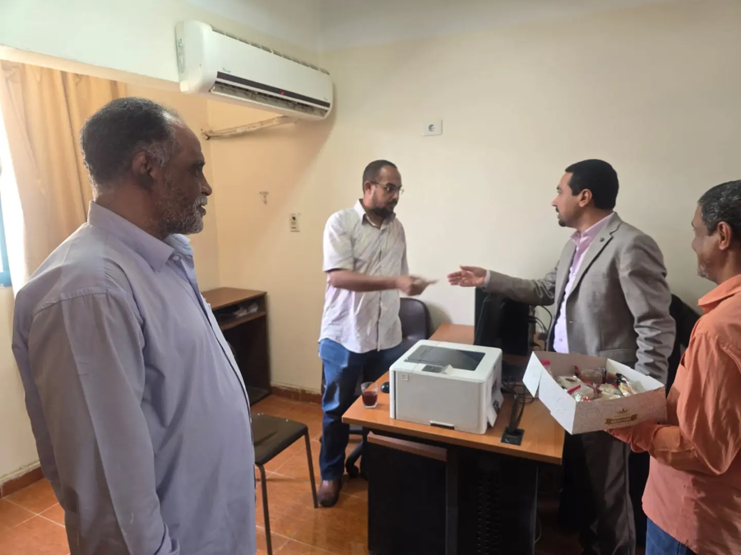 بالحلوى.. المعهد الفني الصحي بقنا يستقبل الطلاب في أول أيام الدراسة - 1000867225