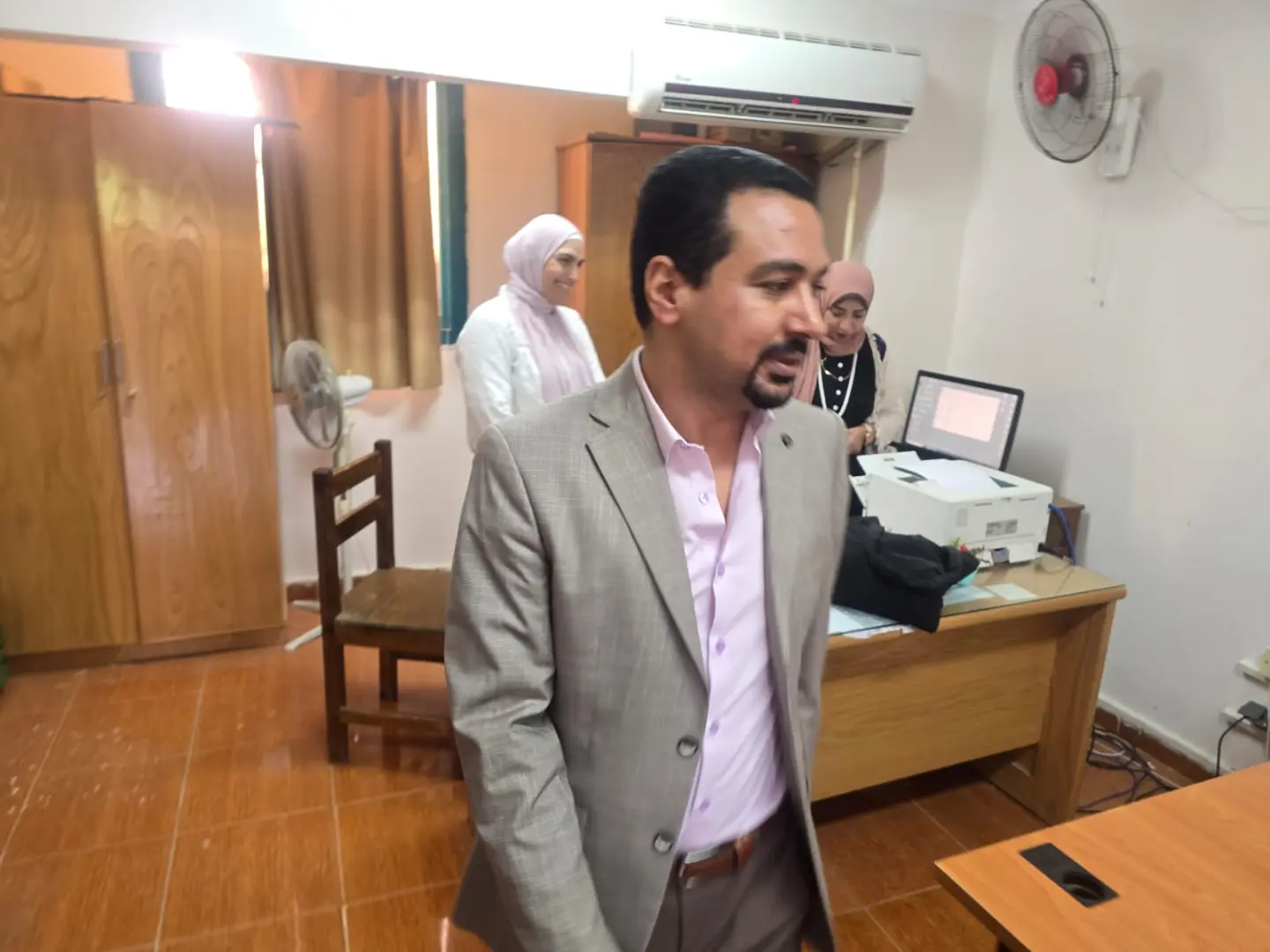 بالحلوى.. المعهد الفني الصحي بقنا يستقبل الطلاب في أول أيام الدراسة - 1000867226