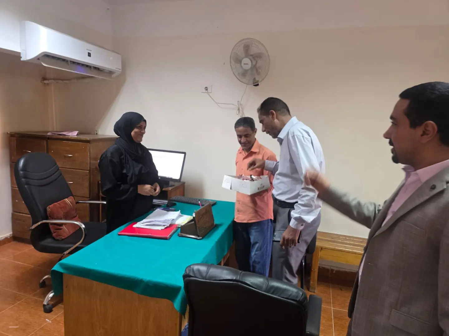 بالحلوى.. المعهد الفني الصحي بقنا يستقبل الطلاب في أول أيام الدراسة - 1000867227