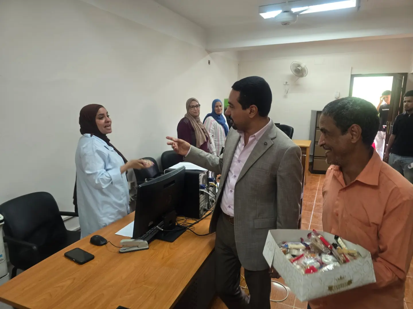 بالحلوى.. المعهد الفني الصحي بقنا يستقبل الطلاب في أول أيام الدراسة