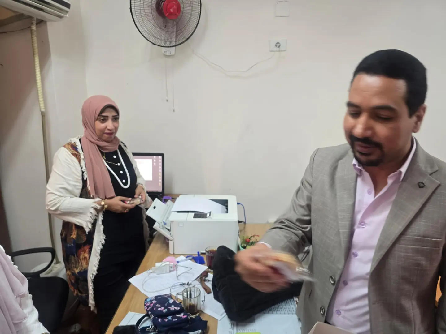 بالحلوى.. المعهد الفني الصحي بقنا يستقبل الطلاب في أول أيام الدراسة