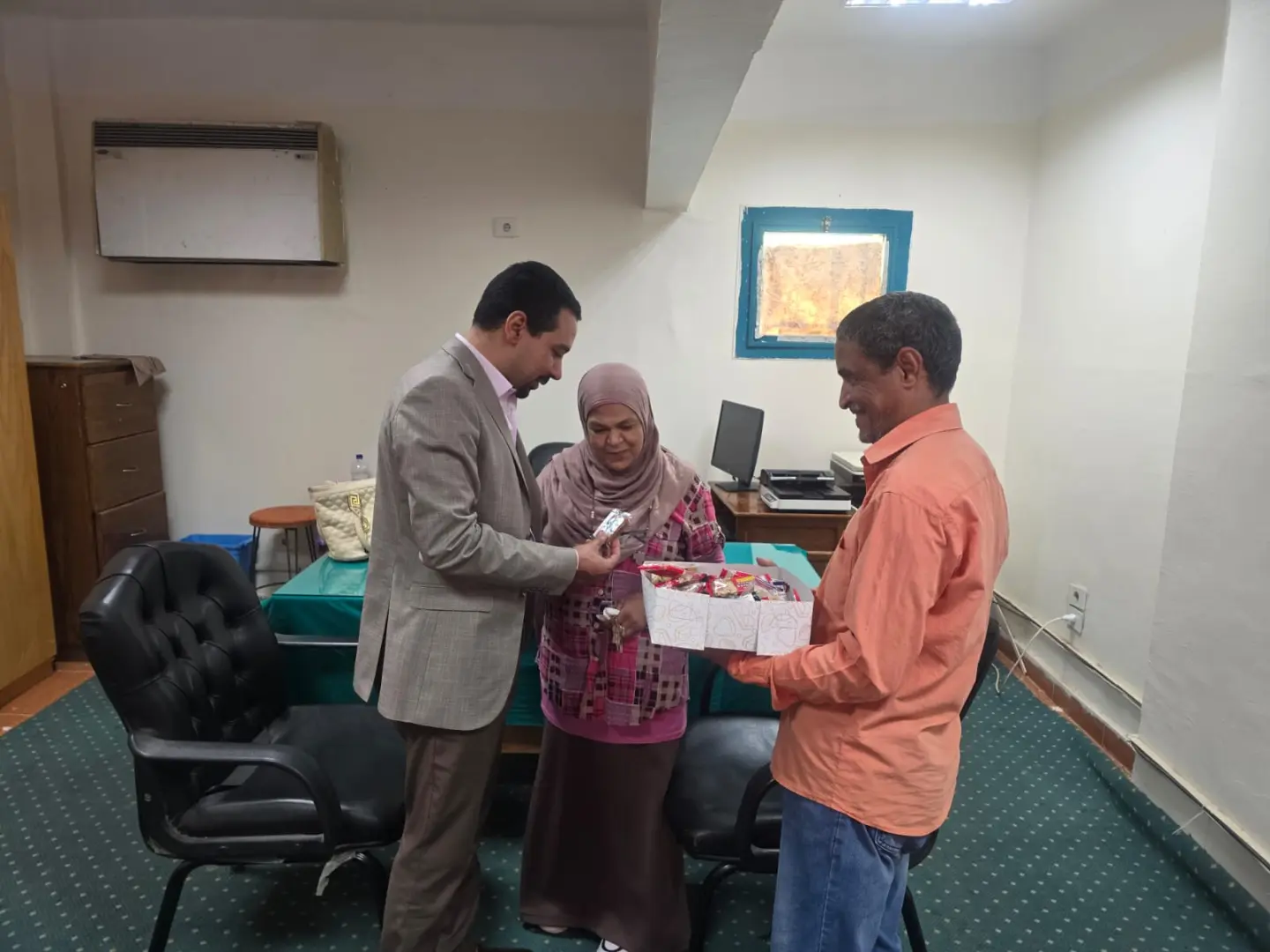 بالحلوى.. المعهد الفني الصحي بقنا يستقبل الطلاب في أول أيام الدراسة