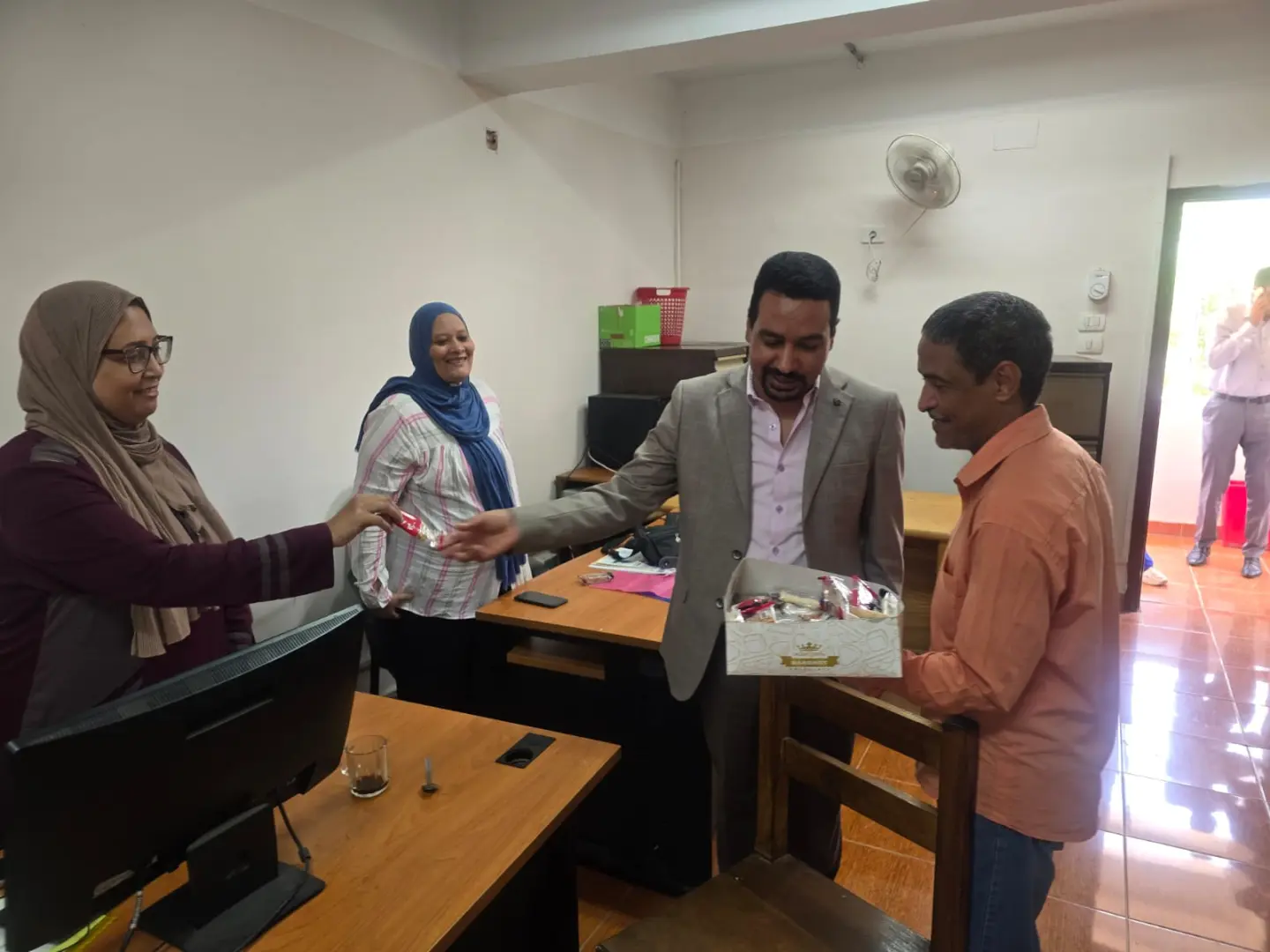بالحلوى.. المعهد الفني الصحي بقنا يستقبل الطلاب في أول أيام الدراسة