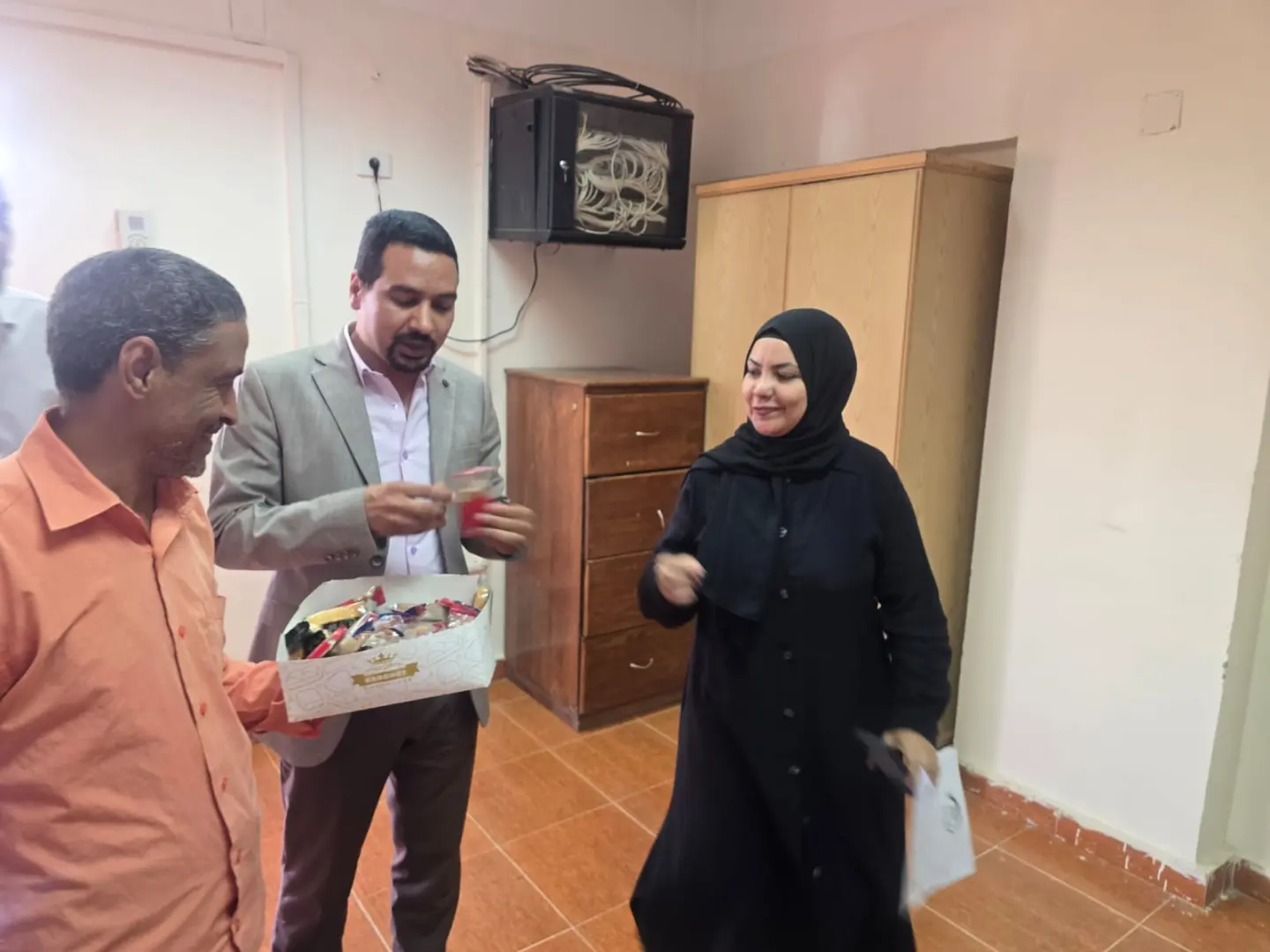 بالحلوى.. المعهد الفني الصحي بقنا يستقبل الطلاب في أول أيام الدراسة