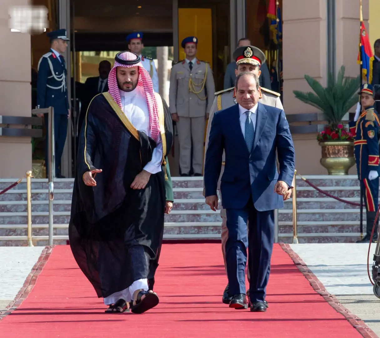 السيسي يودع ولي العهد السعودي في ختام زيارته إلى القاهرة