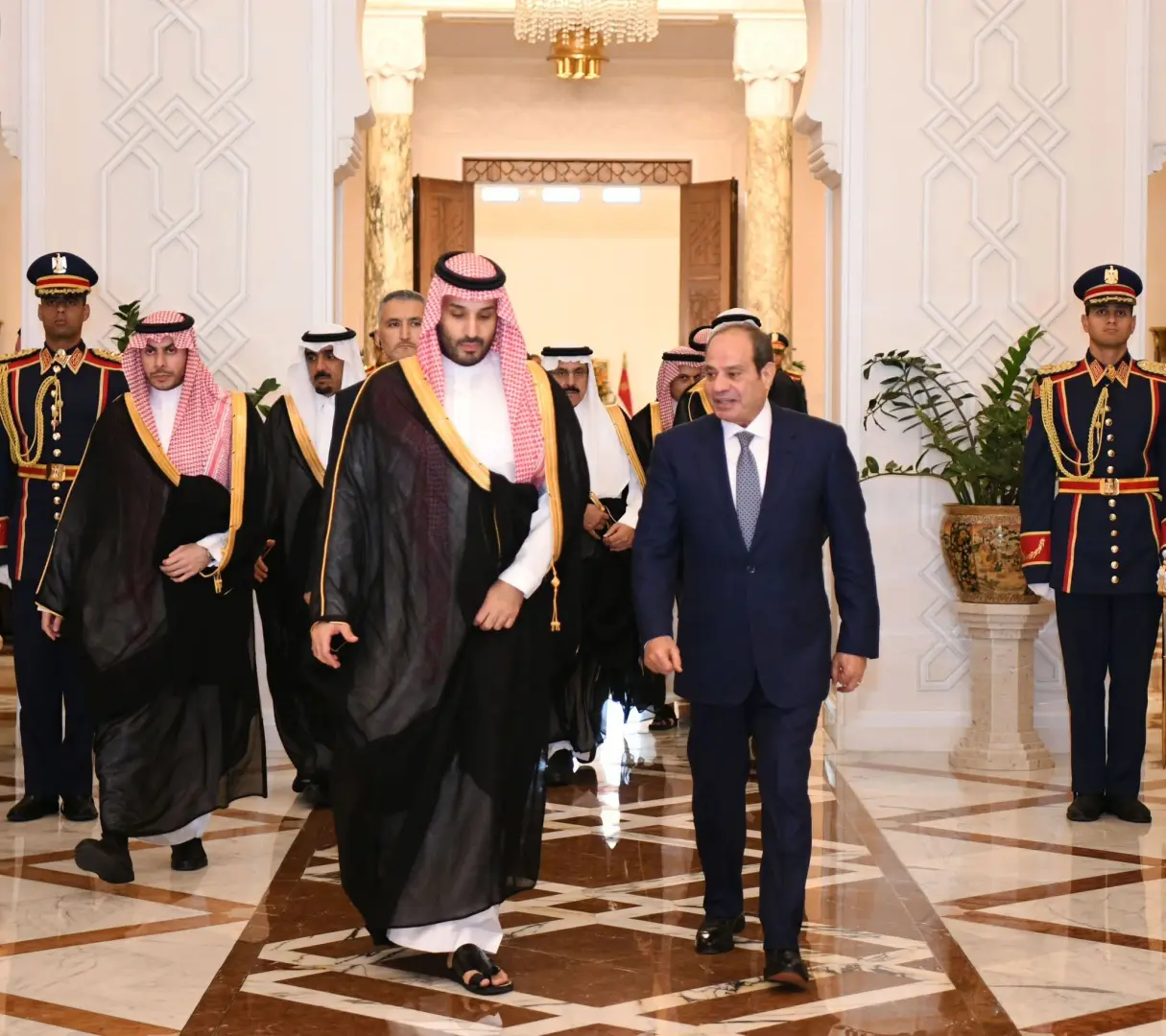 السيسي يودع ولي العهد السعودي في ختام زيارته إلى القاهرة