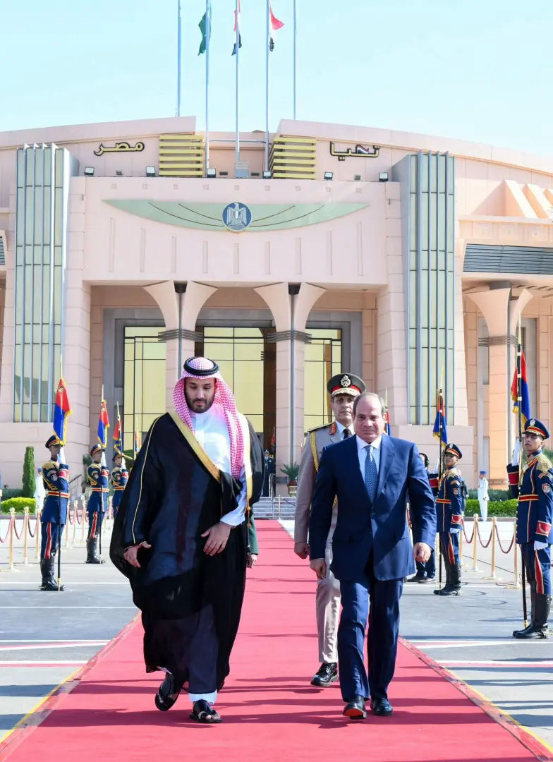 السيسي يودع ولي العهد السعودي في ختام زيارته إلى القاهرة
