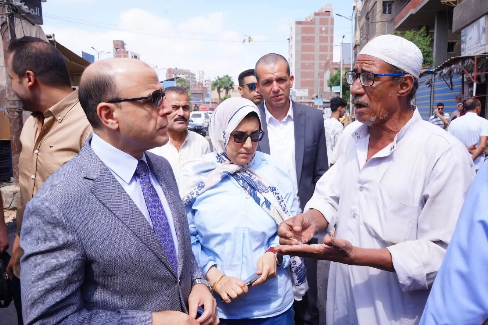 «إحنا موجودين علشانكم».. محافظ الغربية يستمع لمطالب أهالي قطور وطنطا ويوجه بسرعة الاستجابة