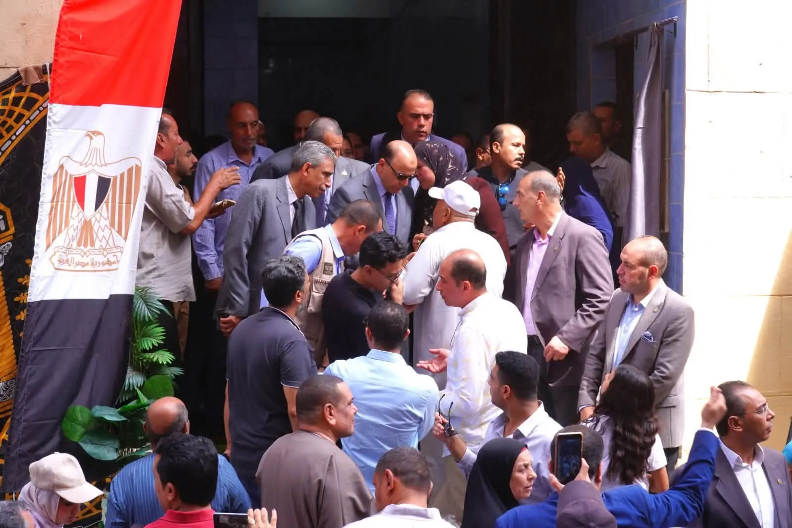 «إحنا موجودين علشانكم».. محافظ الغربية يستمع لمطالب أهالي قطور وطنطا ويوجه بسرعة الاستجابة