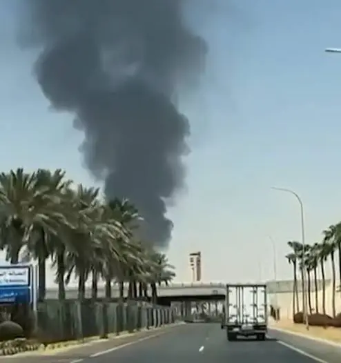 رويترز: الحوثيون يعلنون استهداف الرياض ومنشأة لأرامكو في ينبع.. ودخان كثيف قرب مطار العاصمة