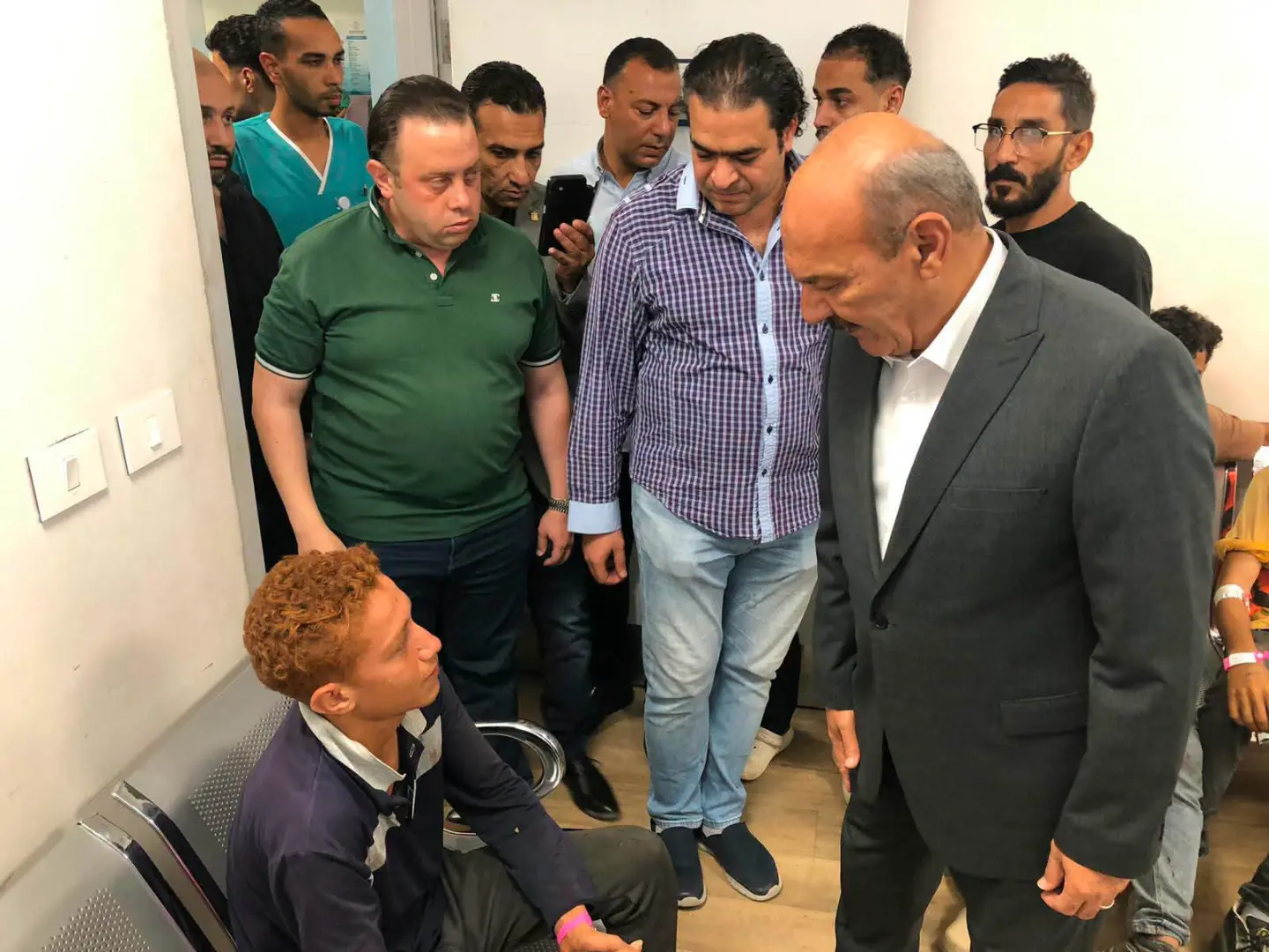 محافظ السويس يتابع الحالة الصحية لـ33 مصابًا في حادث تصادم بالعين السخنة