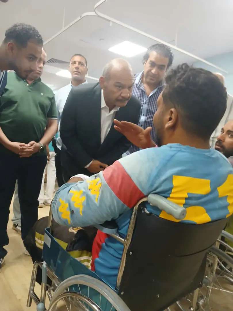 محافظ السويس يتابع الحالة الصحية لـ33 مصابًا في حادث تصادم بالعين السخنة