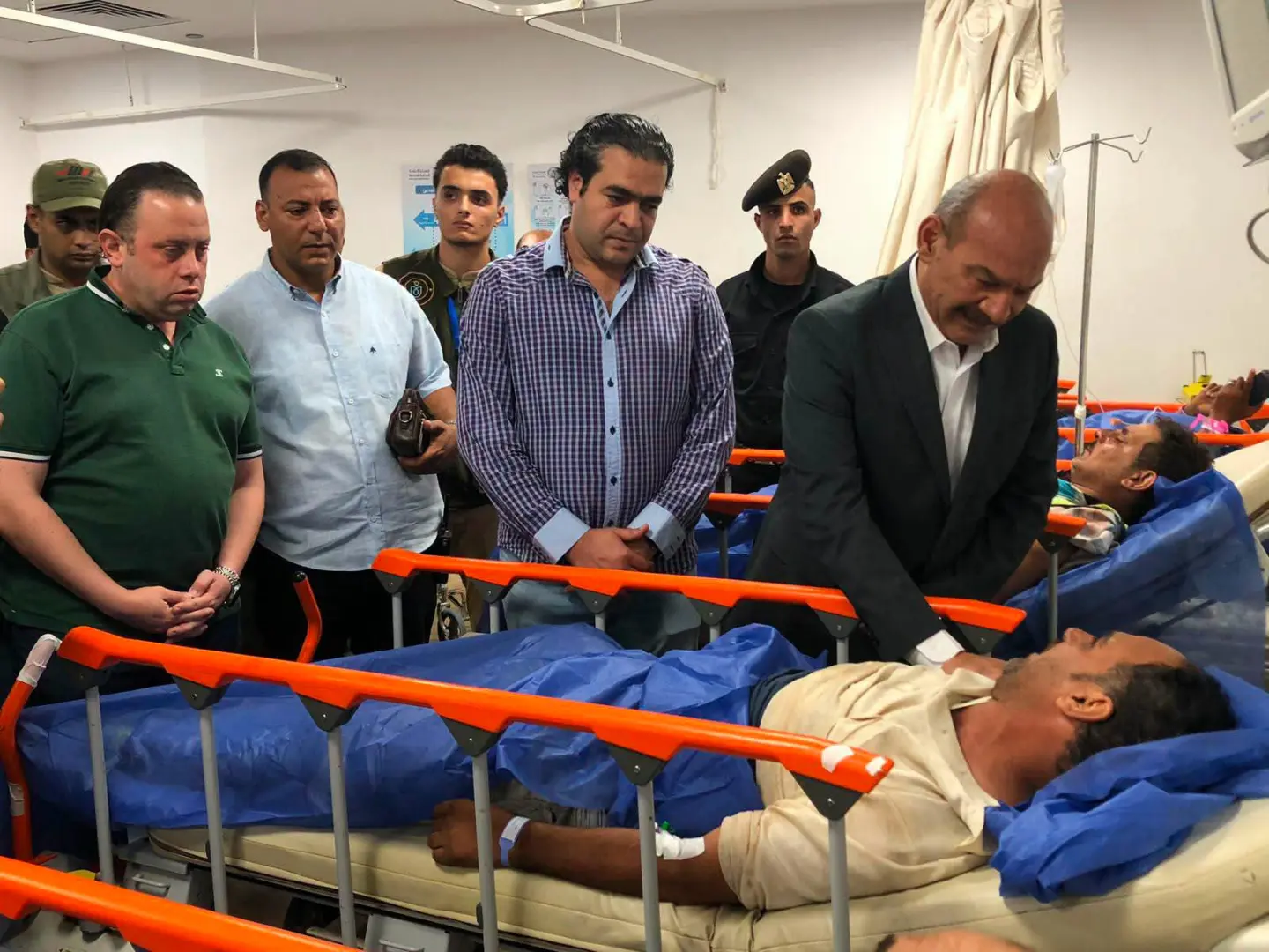 محافظ السويس يتابع الحالة الصحية لـ33 مصابًا في حادث تصادم بالعين السخنة