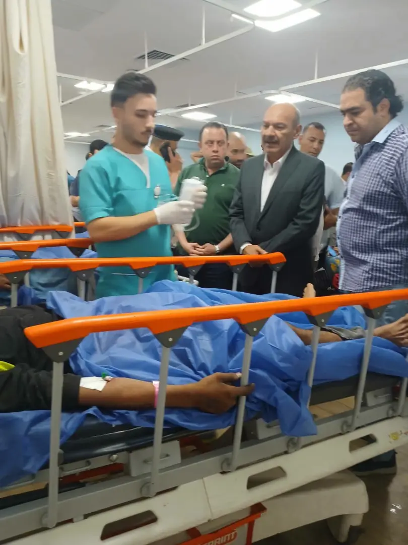 محافظ السويس يتابع الحالة الصحية لـ33 مصابًا في حادث تصادم بالعين السخنة