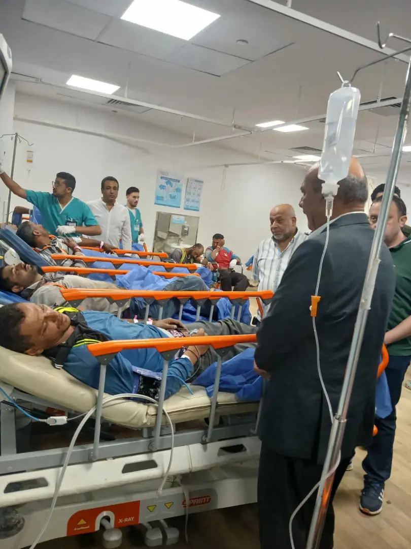 محافظ السويس يتابع الحالة الصحية لـ33 مصابًا في حادث تصادم بالعين السخنة