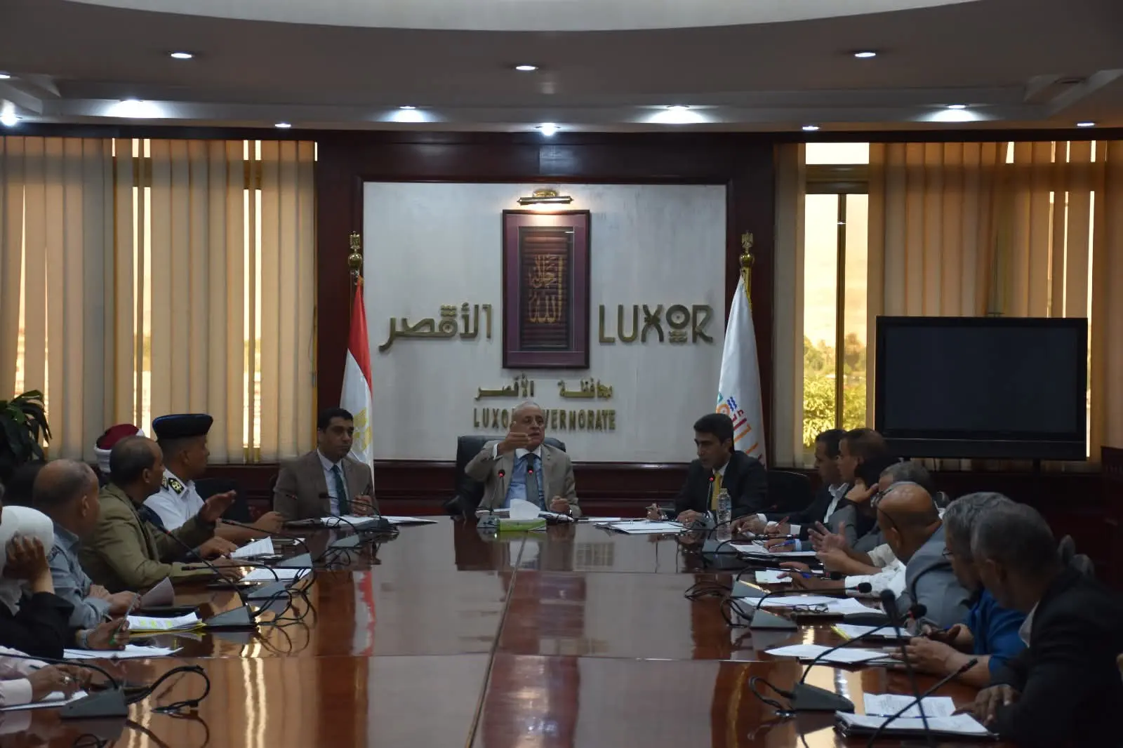 محافظ الأقصر يترأس المجلس التنفيذي ويوافق على تخصيص أراضٍ لإنشاء مدارس فنية وتجريبية ويابانية ومعاهد أزهرية، ومد مهلة توفيق أوضاع سيارات «الكبود/بيك أب».