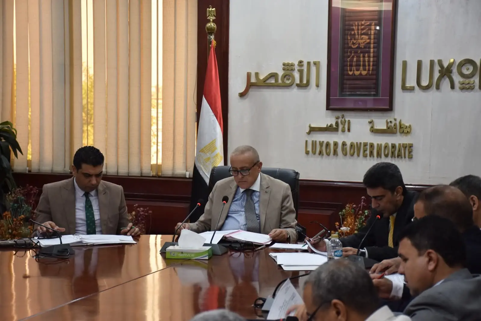 محافظ الأقصر يترأس المجلس التنفيذي ويوافق على تخصيص أراضٍ لإنشاء مدارس فنية وتجريبية ويابانية ومعاهد أزهرية، ومد مهلة توفيق أوضاع سيارات «الكبود/بيك أب».