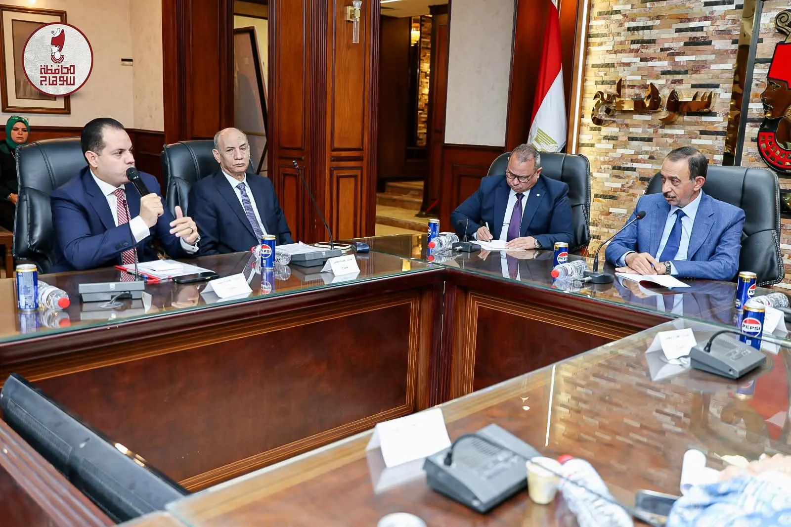 محافظ سوهاج يبحث مع الهيئة البرلمانية لمجلس الشيوخ مطالب المواطنين ودعم المشروعات