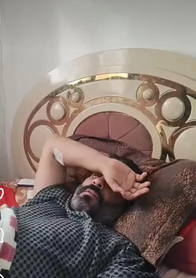 استغاثتهم وصلت للمحافظ.. أبوليمون يزور أسرة مصابي حادث سير بمنزلها