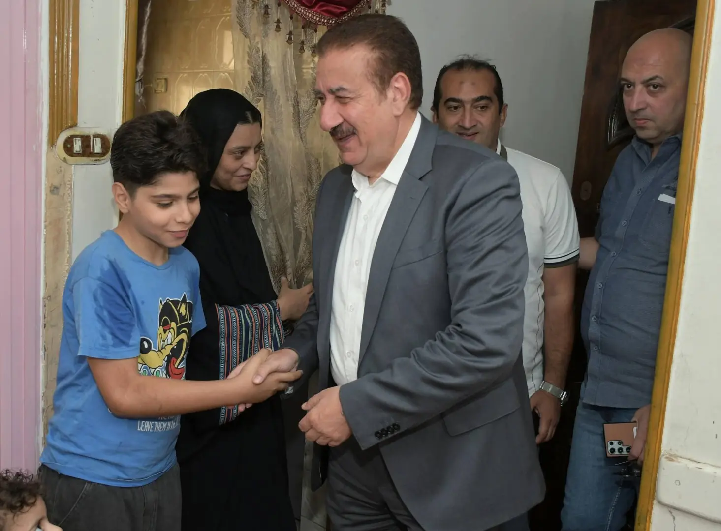استغاثتهم وصلت للمحافظ.. أبوليمون يزور أسرة مصابي حادث سير بمنزلها