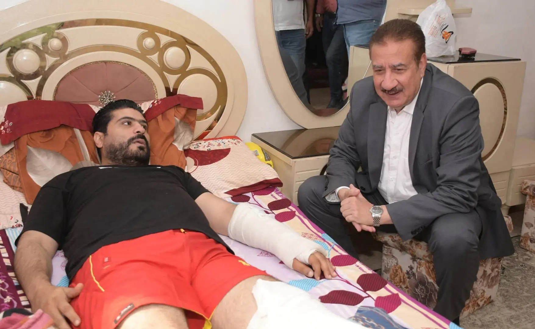 استغاثتهم وصلت لمحافظ بورسعيد.. أبوليمون يزور أسرة مصابي حادث سير بمنزلها