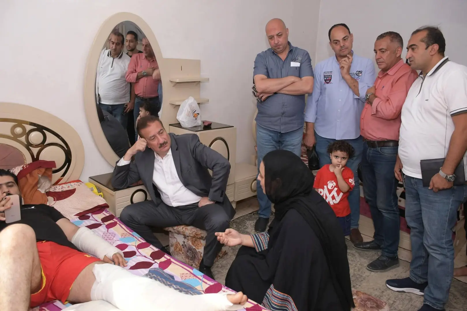 استغاثتهم وصلت للمحافظ.. أبوليمون يزور أسرة مصابي حادث سير بمنزلها
