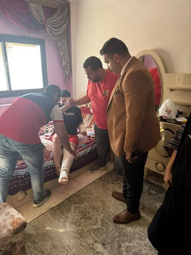 استغاثتهم وصلت للمحافظ.. أبوليمون يزور أسرة مصابي حادث سير بمنزلها