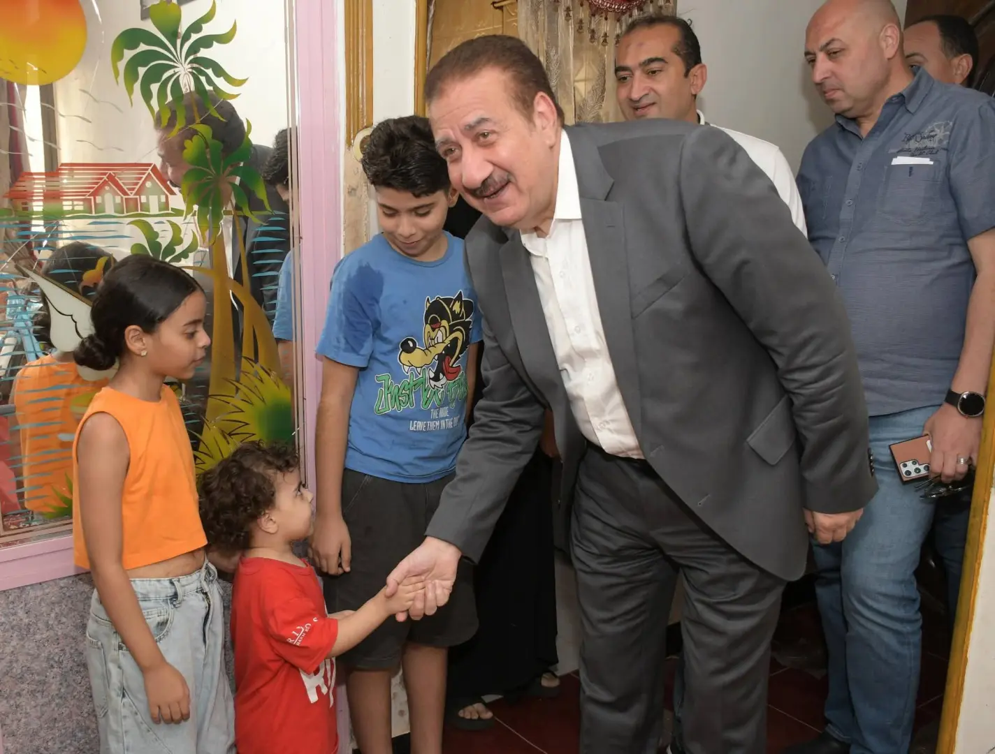 استغاثتهم وصلت للمحافظ.. أبوليمون يزور أسرة مصابي حادث سير بمنزلها