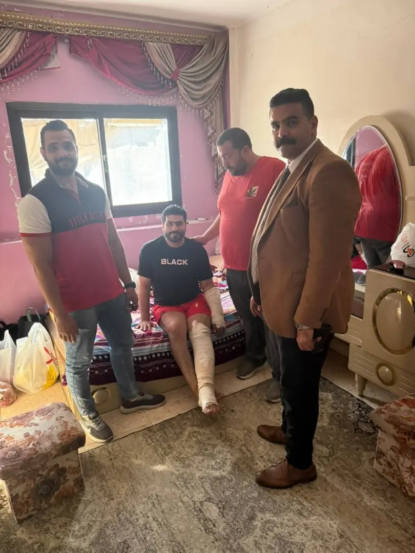 استغاثتهم وصلت للمحافظ.. أبوليمون يزور أسرة مصابي حادث سير بمنزلها