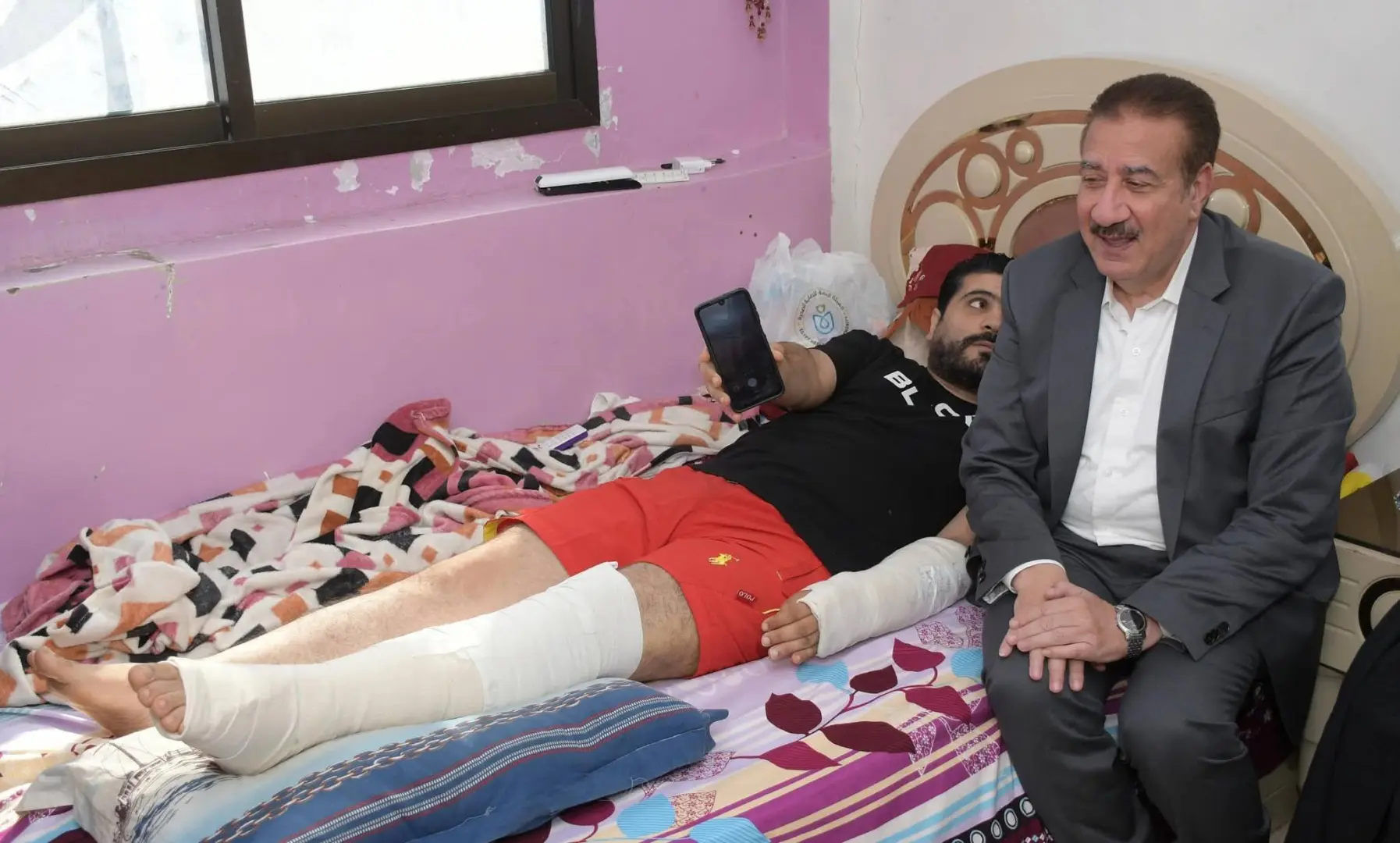 استغاثتهم وصلت للمحافظ.. أبوليمون يزور أسرة مصابي حادث سير بمنزلها